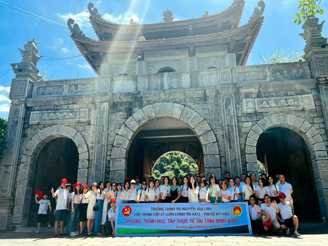 Lớp Trung cấp LLCT KA-13 (2021-2023) thị xã Mỹ Hào nghiên cứu thực tế tại tỉnh Ninh Bình