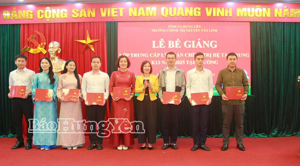 Bế giảng lớp Trung cấp lý luận chính trị hệ tập trung K13 năm 2025 