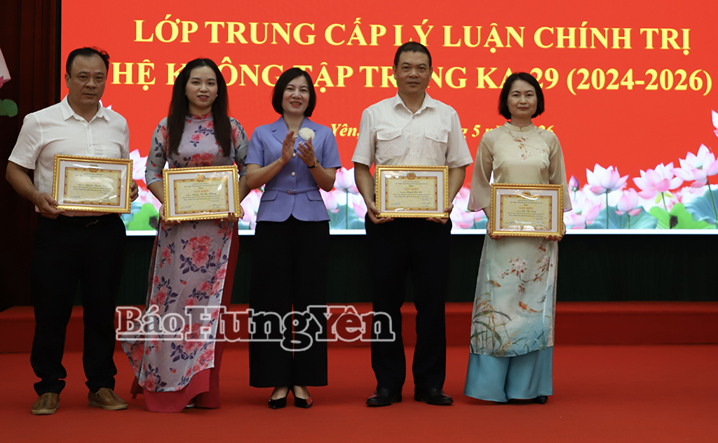 Bế giảng lớp trung cấp lý luận chính trị hệ không tập trung