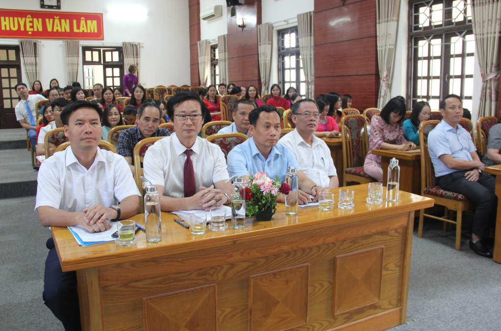 Bế giảng lớp Trung cấp lý luận chính trị hệ không tập trung KA-14 tại huyện Văn Lâm