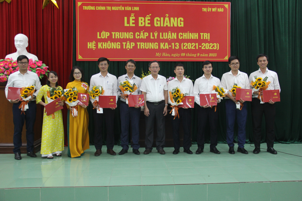 Trường Chính trị Nguyễn Văn Linh: Bế giảng lớp trung cấp lý luận chính trị hệ không tập trung KA - 13 