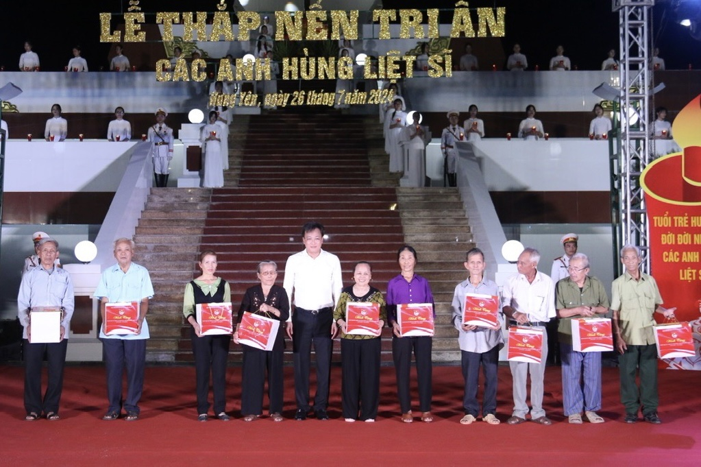 Thắp nến tri ân các anh hùng, liệt sĩ 