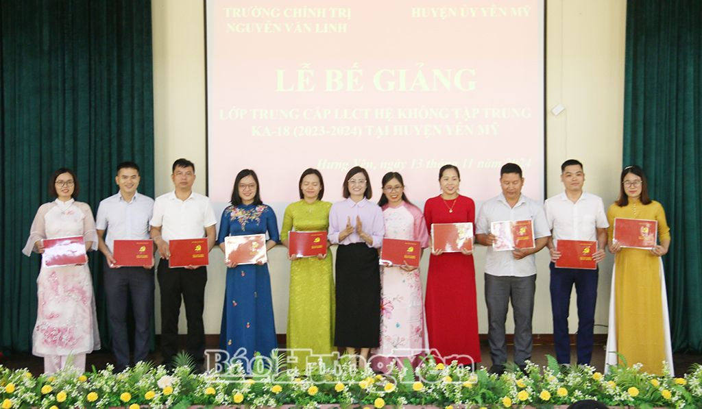 Trao bằng tốt nghiệp cho 71 học viên lớp trung cấp lý luận chính trị hệ không tập trung tại huyện Yên Mỹ 