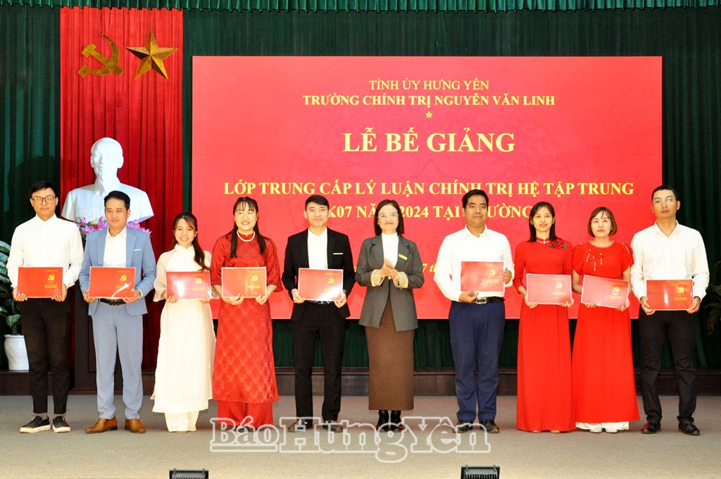 Bế giảng lớp trung cấp lý luận chính trị hệ tập trung K07  