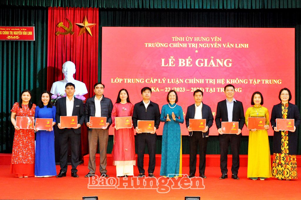 Bế giảng lớp trung cấp lý luận chính trị hệ không tập trung KA-22 