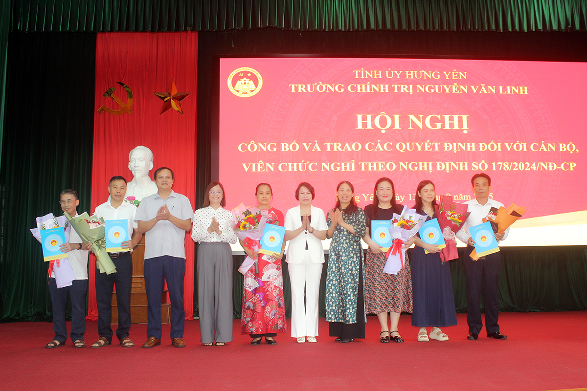 Hội nghị công bố các Quyết định đối với cán bộ, viên chức nghỉ theo Nghị định số 178/2024/NĐ-CP