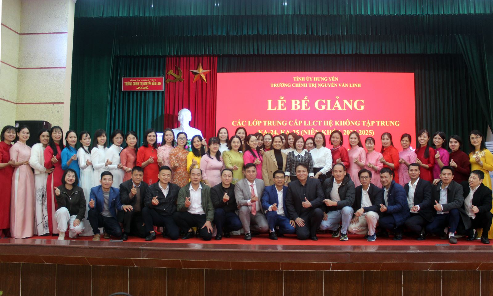 TCT Nguyễn Văn Linh bế giảng hai lớp Trung cấp LLCT hệ không tập trung KA-24 và KA-25 (2024-2025)