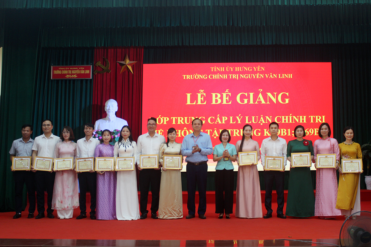 Bế giảng các lớp Trung cấp lý luận chính trị hệ KTT K69B1, K69B2