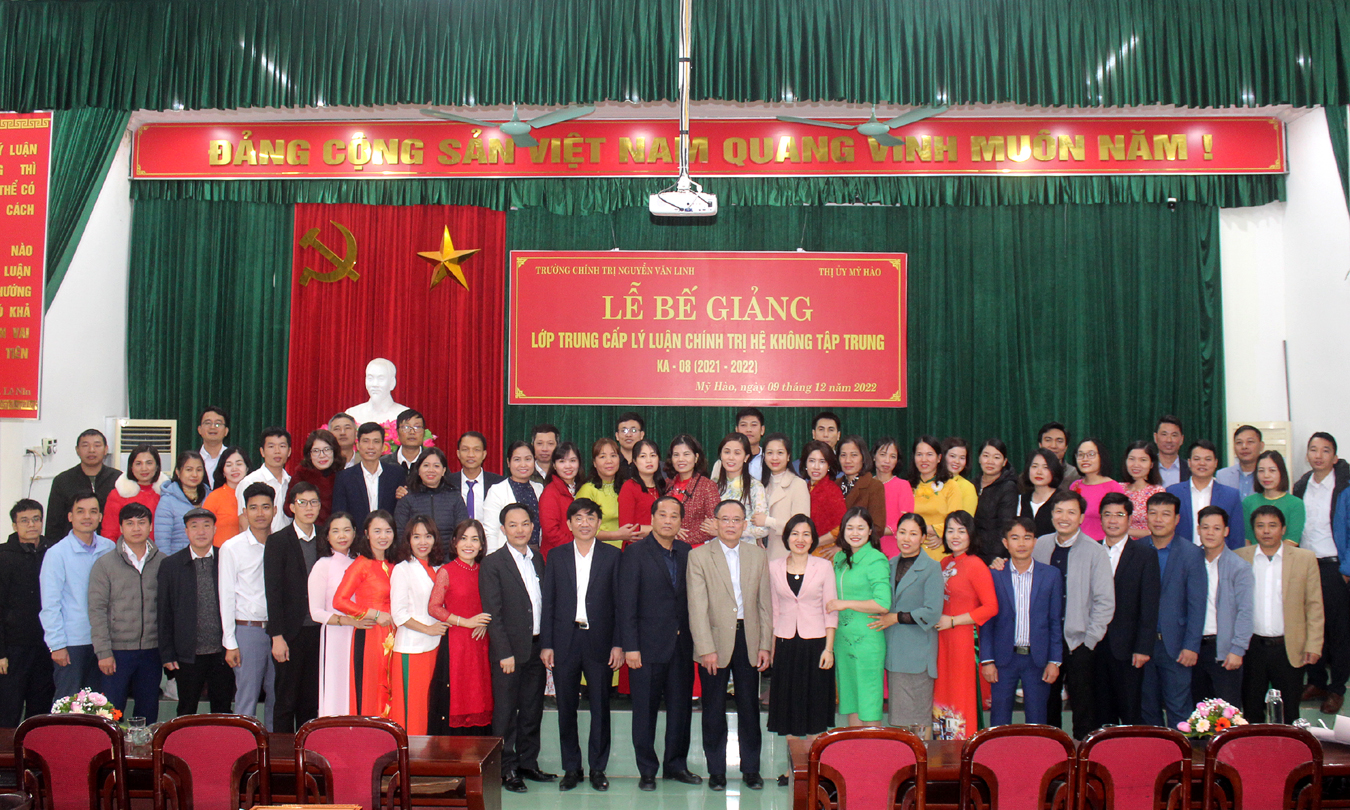 Bế giảng lớp Trung cấp lý luận Chính trị hệ không tập trung KA-08 (2021 – 2022) tại thị xã Mỹ Hào