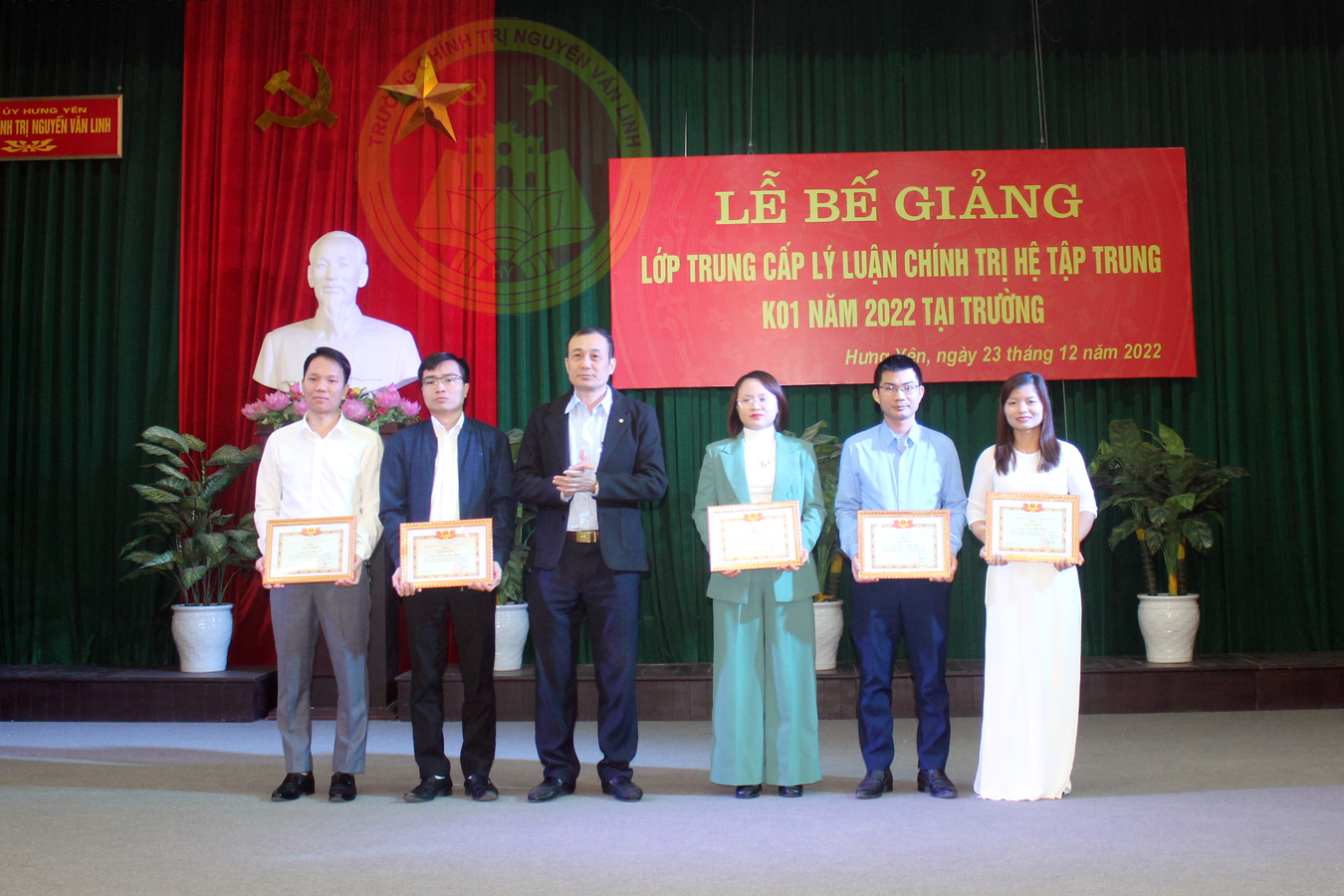 Bế giảng lớp Trung cấp lý luận chính trị hệ tập trung K01 năm 2022 tại trường Chính trị Nguyễn Văn Linh