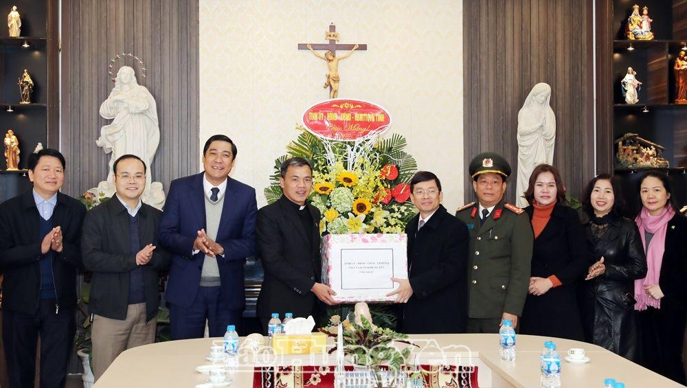 Đồng chí Phó Bí thư Thường trực Tỉnh ủy Nguyễn Duy Hưng thăm, tặng quà và chúc mừng các chức sắc, đồng bào Công giáo