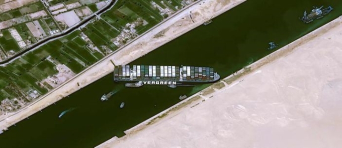 Giải cứu thành công siêu tàu mắc kẹt tại kênh đào Suez