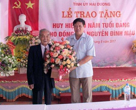 Trao Huy hiệu 70 năm tuổi Đảng cho đảng viên Nguyễn Đình Mậu