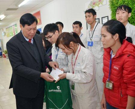 Phó Bí thư Thường trực Tỉnh ủy Đỗ Xuân Tuyên trao quà tặng hộ nghèo và công nhân có hoàn cảnh khó khăn