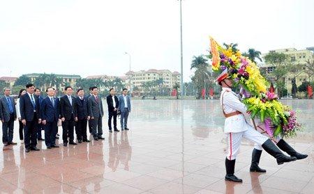 Phó Thủ tướng Chính phủ Vương Đình Huệ dâng hoa tại Tượng đài Tổng Bí thư Nguyễn Văn Linh
