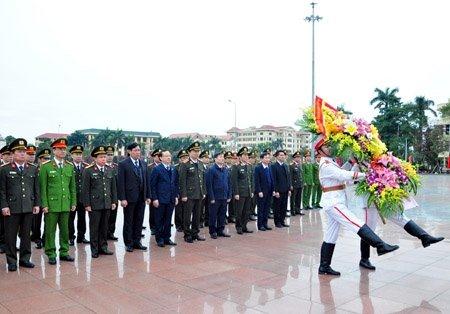 Bộ trưởng Bộ Công an Tô Lâm dâng hoa tại Tượng đài Tổng Bí thư Nguyễn Văn Linh và làm việc với Công an tỉnh