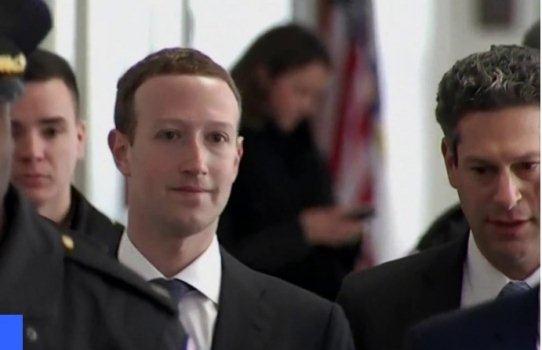 Giám đốc điều hành của Facebook xin lỗi trước Quốc hội Mỹ về vụ rò rỉ dữ liệu người dùng