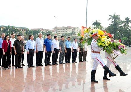 Dâng hương, dâng hoa tưởng niệm Chủ tịch Hồ Chí Minh, Tổng Bí thư Nguyễn Văn Linh và các anh hùng liệt sỹ