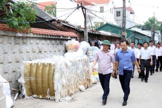 Bộ trưởng Trần Hồng Hà thị sát làng nghề tái chế nhựa tại thị trấn Như Quỳnh, huyện Văn Lâm, Hưng Yên