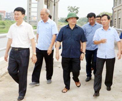 Chủ tịch UBND tỉnh Nguyễn Văn Phóng kiểm tra công tác phòng, chống lũ trên sông và úng nội đồng