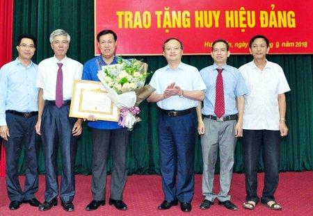 Bí thư Tỉnh ủy Đỗ Tiến Sỹ trao Huy hiệu 30 năm tuổi Đảng tặng Phó Bí thư Thường trực Tỉnh ủy Đỗ Xuân Tuyên