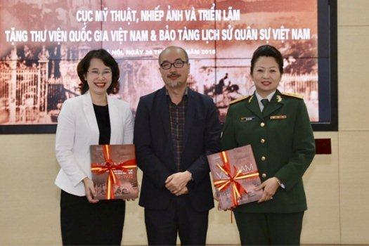 Trao tặng sách "Việt Nam - Cuộc đấu tranh giành độc lập, thống nhất đất nước 1930-1975"
