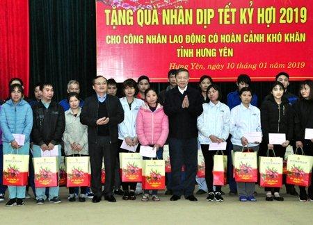 Bộ trưởng Bộ Công an Tô Lâm thăm, tặng quà tết công nhân lao động có hoàn cảnh khó khăn tại huyện Văn Giang