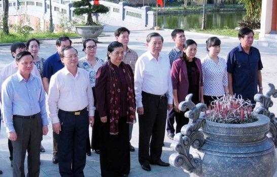 Phó Chủ tịch Thường trực Quốc hội Tòng Thị Phóng; Bộ trưởng Bộ Công an Tô Lâm cùng các đại biểu dâng hương tưởng niệm Tổng Bí thư Nguyễn Văn Linh