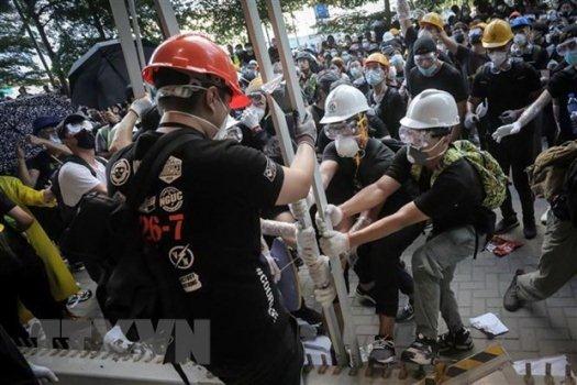Biểu tình ở Hong Kong (Trung Quốc) biến thành bạo lực, nhiều cảnh sát bị thương
