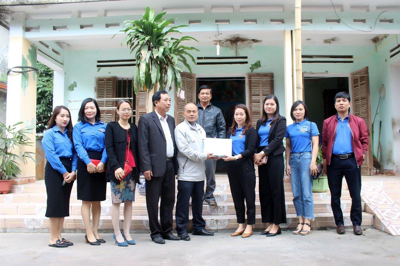 Chi đoàn trường Chính trị Nguyễn Văn Linh chúc tết, tặng quà  người cao tuổi, gia đình chính sách, hộ nghèo nhân dịp tết Nguyên đán 2020